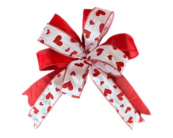 Lazo de corazón rojo y blanco