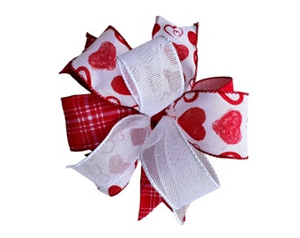 Lazo de corazón rojo y blanco