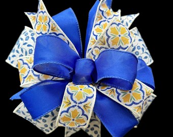 Azul, amarillo, blanco, lazo floral.