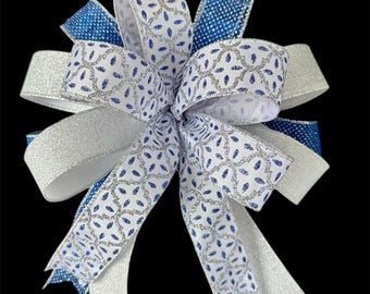 Lazo navideño azul y plateado