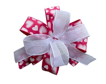 Lazo de corazón rosa y blanco