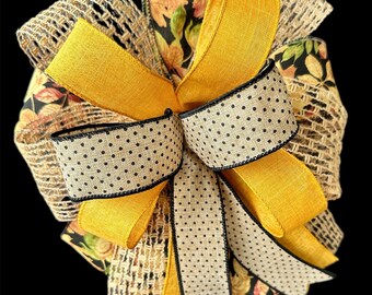 Lazo: cinta de hojas de otoño, cinta de lunares beige/negro, cinta dorada y cinta de arpillera tejida abierta