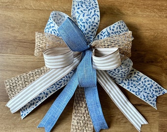 Lazo: floral azul, arpillera de tejido abierto, cinta despojada beige