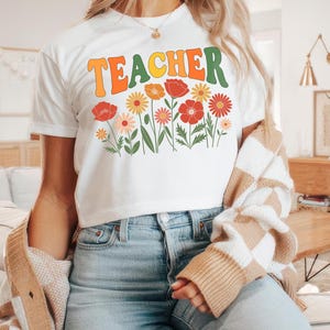 Profesora PNG, Camisetas con flores silvestres para mujer, Profesora con flores PNG, Gráfico SVG