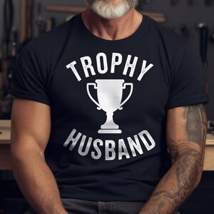 ALLNTRENDS Men's 'Trophy Husband' Funny T-Shirt - Cool Xmas & Family Gift Tee - View #11