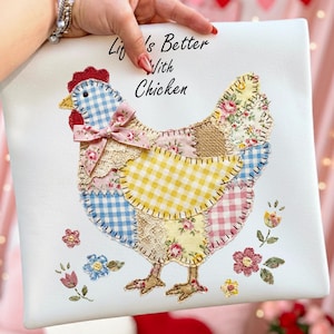Könnte beinhalten: Weißes quadratisches Kissen mit einem Patchwork-Hühner-Design. Das Huhn besteht aus verschiedenen gemusterten Stoffen, darunter Vichy- und Blumendrucke, mit einer rosa Schleife. Der Text "Life's Better With Chicken" steht über dem Huhn.