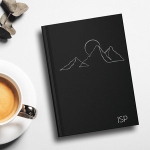 Diario personalizado, cuaderno con monograma en negro mate, regalo para amantes de la naturaleza, cuaderno de tapa dura para amantes de las actividades al aire libre, diario de viaje con páginas perforadas