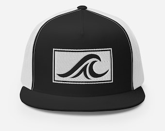 Könnte beinhalten: Schwarz-weiße Trucker-Kappe mit einem weißen Wellenlogo auf der Vorderseite. Die Kappe hat ein schwarzes Netzrücken und ein weißes Frontpanel.