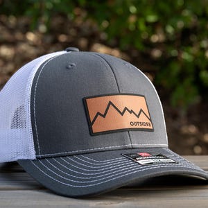 Hatt med lapp för friluftsliv, truckerkeps med naturmotiv, snapbackkeps med outsidermotiv, Richardson 112 snapbackkeps, läderhatt med lapp för berg, present till friluftsälskare