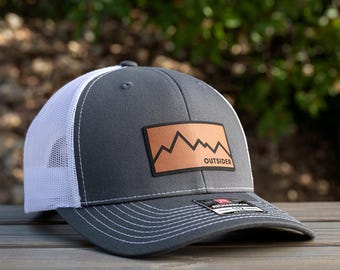 Hatt med lapp för friluftsliv, truckerkeps med naturmotiv, snapbackkeps med outsidermotiv, Richardson 112 snapbackkeps, läderhatt med lapp för berg, present till friluftsälskare