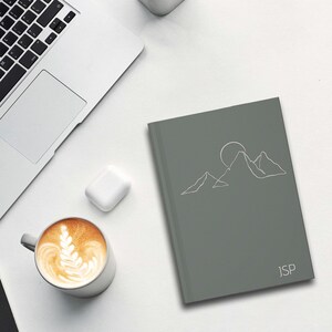 Diario de naturaleza personalizado de tapa dura, regalo monogramado de montañismo, libro para amantes de las actividades al aire libre con páginas perforadas, diario de montañas y luna