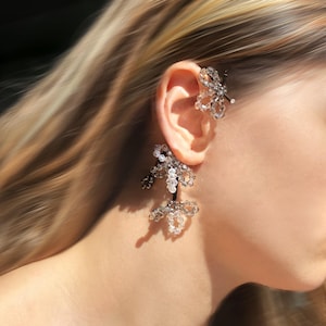 Grau Perlen Blumen Manschette Ohrring - Hinter Ohr Kletterer Knorpel Ohrring - Schwarz Perlen Blumen Statement Schmuck - Einzigartiges Ohrring Geschenk für Sie