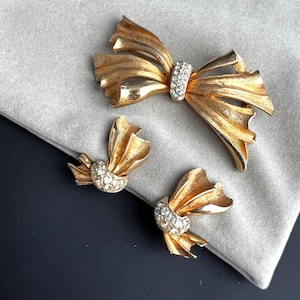 Vintage Coro brooch and clip on Gold tone, Vintage gold tone set, Vintage 60s brooch & clip on