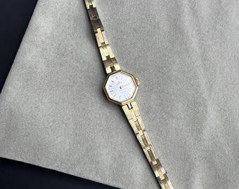 Vintage Ladies Classy Lorus Quartz V235 5090 Wrist Ladies Watch MOP Dial Gold Tone Runs