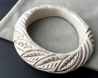 Bracciale rigido in resina spessa intagliata vintage, bracciale impilabile bianco sporco cremoso