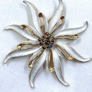 Spilla vintage firmata &quot;Atto II&quot; grande fiore bianco colorato con strass articolati, spilla a fiori