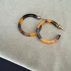 Vintage Tortoise shell hoop earrings  Brown Print Patterned Acrylic Earrings Turtle Shell Gift for her