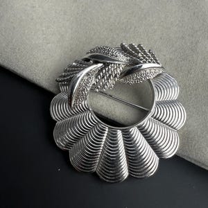Spilla vintage Coro Pegasus con fiore in argento e spilla scultorea