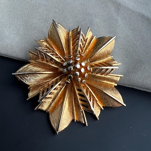 Broche vintage de flor de Coro, broche escultural dorado llamativo