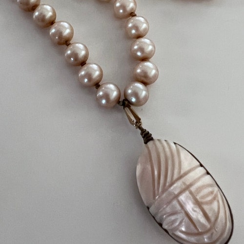 Cartone Animato Del Pulsante Di Emergenza Che Tiene Un Palloncino | Vettore Premium - Foto 14