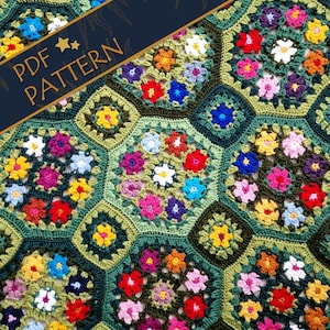 Op de afbeelding: Een kleurrijke, gehaakte deken met een bloemenpatroon. De deken bestaat uit verschillende zeshoekige en vierkante motieven, elk met een bloemmotief in tinten rood, roze, geel, blauw en wit. De tekst "PDF PATTERN" is zichtbaar.