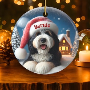 Individuell gestalteter Hunde-Ornament Bernedoodle, Weihnachtsmannmütze, festliches Erinnerungsstück (beidseitiger Sublimationsdruck, Keramik) Bild 1