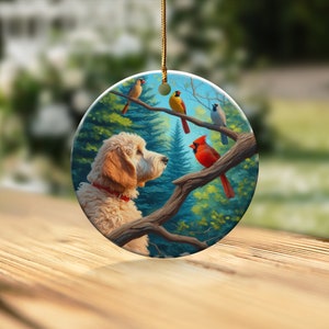 Keramikornament mit Kardinal und Goldendoodle, Design im Ölgemälde-Stil, Geschenk für Kardinalliebhaber, Muttertag, Vogelliebhaber, Geschenk für Doodle-Mütter Bild 1