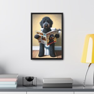 Portret van een zwarte Goldendoodle op het toilet, hond die een tijdschrift leest, grappig hondenportret, wanddecoratie voor de gastenbadkamer, cadeau voor labradoodle-liefhebbers, dierenliefhebber afbeelding 4