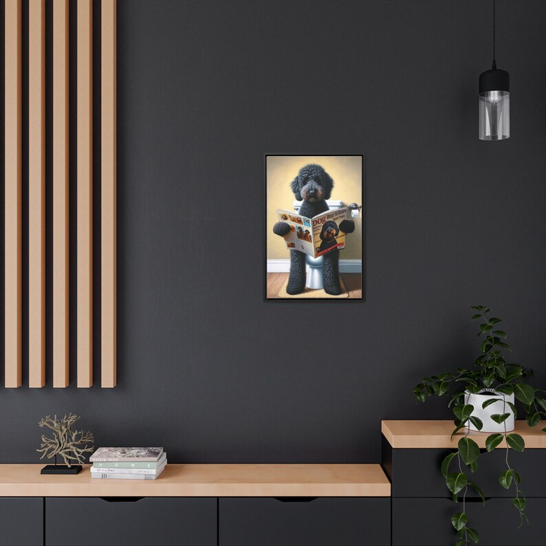 Portret van een zwarte Goldendoodle op het toilet, hond die een tijdschrift leest, grappig hondenportret, wanddecoratie voor de gastenbadkamer, cadeau voor labradoodle-liefhebbers, dierenliefhebber afbeelding 9