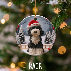 Enfeite de Bernedoodle, Lembrança de Cachorro com Gorro de Papai Noel | Cerâmica Dupla Face | Decoração Festiva para Árvore de Natal por Sublimação imagem 5