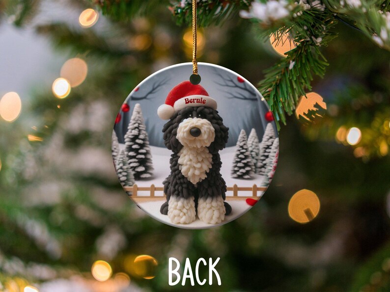 Enfeite de Bernedoodle, Lembrança de Cachorro com Gorro de Papai Noel | Cerâmica Dupla Face | Decoração Festiva para Árvore de Natal por Sublimação imagem 5