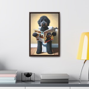Portret van een zwarte Goldendoodle op het toilet, hond die een tijdschrift leest, grappig hondenportret, wanddecoratie voor de gastenbadkamer, cadeau voor labradoodle-liefhebbers, dierenliefhebber afbeelding 5