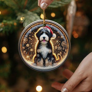 Ozdoba Bernedoodle, świąteczna czapka Mikołaja | Sublimacja | Spersonalizowana pamiątka świąteczna zdjęcie 3