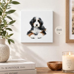 Puede incluir: Un lienzo cuadrado con una ilustraci&oacute;n en acuarela de un cachorro de boyero de Berna con pelaje negro, blanco y marr&oacute;n. La obra de arte est&aacute; etiquetada con el texto 6x6, que indica sus dimensiones en pulgadas, centrado sobre un fondo blanco.