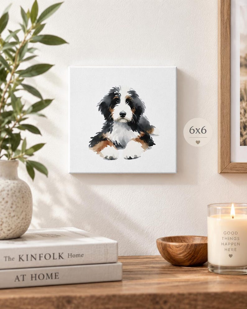 Puede incluir: Un lienzo cuadrado con una ilustraci&oacute;n en acuarela de un cachorro de boyero de Berna con pelaje negro, blanco y marr&oacute;n. La obra de arte est&aacute; etiquetada con el texto 6x6, que indica sus dimensiones en pulgadas, centrado sobre un fondo blanco.