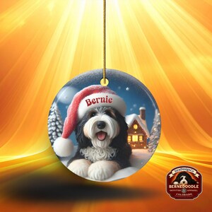 Individuell gestalteter Hunde-Ornament Bernedoodle, Weihnachtsmannmütze, festliches Erinnerungsstück (beidseitiger Sublimationsdruck, Keramik) Bild 14