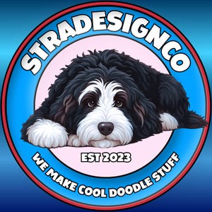 Puede incluir: Logotipo circular con una ilustraci&oacute;n de perro doodle en blanco y negro. El logotipo tiene un anillo exterior azul con el texto "STRADESIGNCO" y un anillo interior rojo. Tambi&eacute;n se incluye el texto "EST 2023" y "WE MAKE COOL DOODLE STUFF".