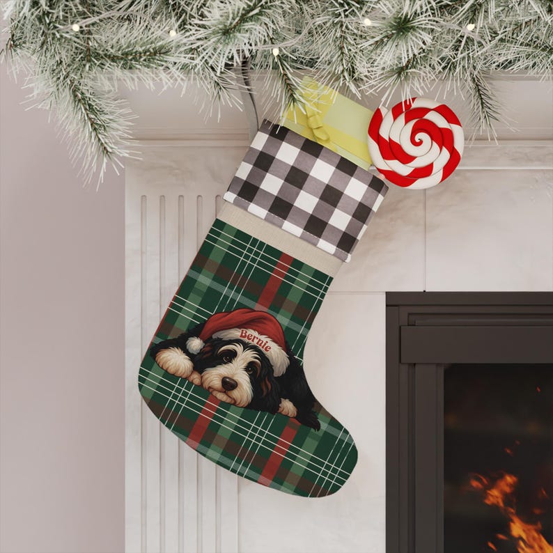 パーソナライズされたバーニーズドゥードルのクリスマスストッキング：ヴィンテージリネン＆チェック柄 画像 3