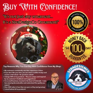 Peut inclure: Ornement de No&euml;l rond avec un chien Bernedoodle noir et blanc portant un chapeau de P&egrave;re No&euml;l, avec le nom "Bernie". L'ornement est sur un fond rouge avec le texte "Buy With Confidence!" et "StraDesignCo Ornament!"