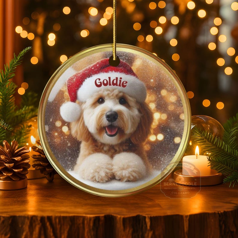 Keramik-Weihnachtsmannmütze, personalisierter Goldendoodle-Weihnachtsbaumschmuck | Sublimationsdruck | 7,6 cm (3 Zoll) Baumdekoration, individuelles Haustier-Andenken, Weihnachtsgeschenk Bild 1