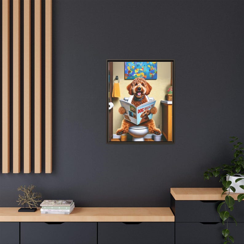 Cuadro enmarcado de un perro Goldendoodle rojo en el inodoro - Decoración de pared para el baño imagen 10