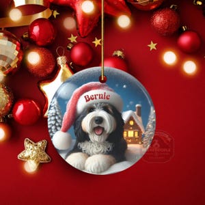 Individuell gestalteter Hunde-Ornament Bernedoodle, Weihnachtsmannmütze, festliches Erinnerungsstück (beidseitiger Sublimationsdruck, Keramik) Bild 9