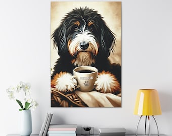 Könnte beinhalten: Ein Wandbild mit einem Berner Sennenhund mit schwarzem, weißem und braunem Fell. Der Hund hält eine beige Keramiktasse mit dem Namen BERNIE und einem Pfotenabdruck auf der Vorderseite. Der Hund stützt seine Pfoten auf einen geflochtenen Korb.