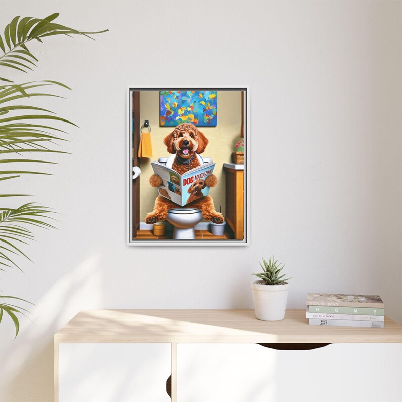 Cuadro enmarcado de un perro Goldendoodle rojo en el inodoro - Decoración de pared para el baño imagen 5