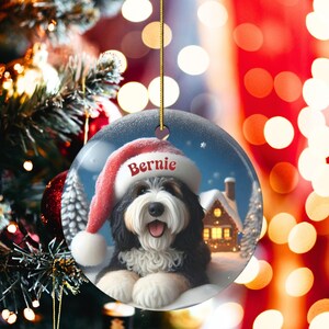 Individuell gestalteter Hunde-Ornament Bernedoodle, Weihnachtsmannmütze, festliches Erinnerungsstück (beidseitiger Sublimationsdruck, Keramik) Bild 12