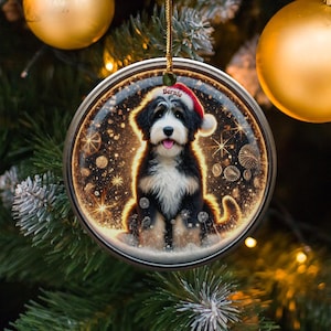 Ozdoba Bernedoodle, świąteczna czapka Mikołaja | Sublimacja | Spersonalizowana pamiątka świąteczna zdjęcie 1