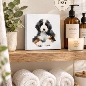 Puede incluir: Un lienzo cuadrado de 15x15 cm con una ilustraci&oacute;n en acuarela de un cachorro de boyero de Berna con pelaje negro, blanco y marr&oacute;n. El cachorro aparece en posici&oacute;n sentada, mirando hacia adelante con una expresi&oacute;n neutra sobre fondo blanco.
