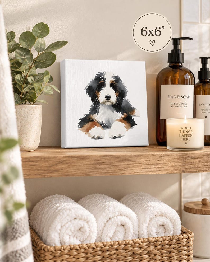 Puede incluir: Un lienzo cuadrado de 15x15 cm con una ilustraci&oacute;n en acuarela de un cachorro de boyero de Berna con pelaje negro, blanco y marr&oacute;n. El cachorro aparece en posici&oacute;n sentada, mirando hacia adelante con una expresi&oacute;n neutra sobre fondo blanco.