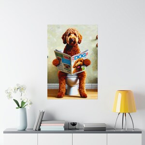 Grappige poster voor op het toilet: Goldendoodle hond leest op de wc afbeelding 4