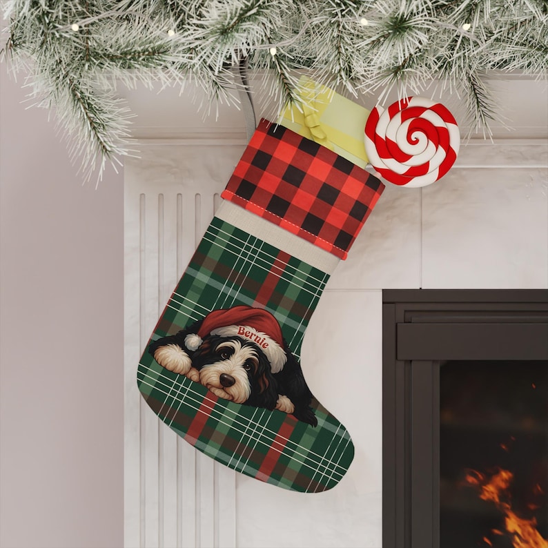 パーソナライズされたバーニーズドゥードルのクリスマスストッキング：ヴィンテージリネン＆チェック柄 画像 1